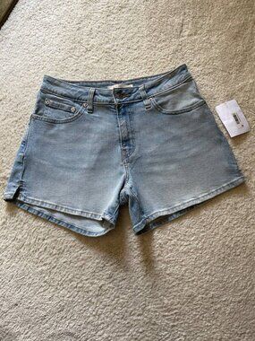 NWT Levi's A-line Mid Rise Denim Shorts Size 28